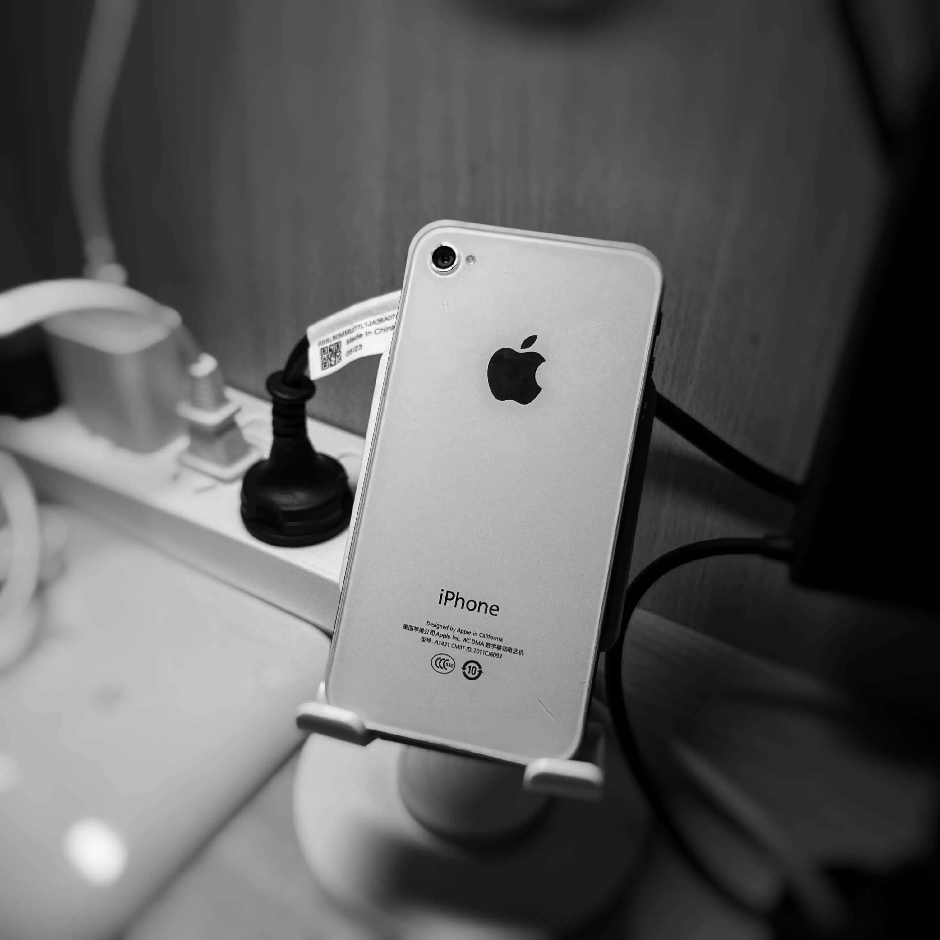 宿舍桌上的iPhone 4s背面